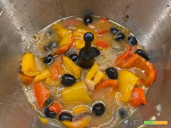 Contorno peperoni, cipolle di tropea e olive nere