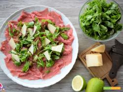 Carpaccio di manzo con rucola e grana