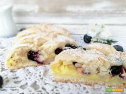 Treccia allo yogurt con crema e mirtilli
