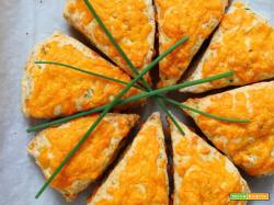 Scones salati con formaggio cheddar ed erba cipollina