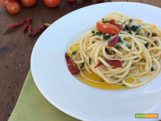Spaghetti aglio olio  peperoncino e pomodorini