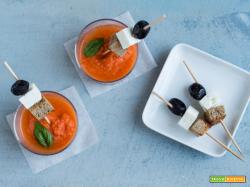 Gazpacho all’anguria con spiedini di feta, pane e olive