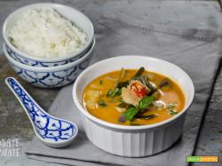 Curry rosso con pollo, verdure e riso Jasmin