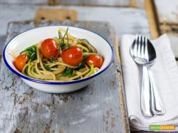 Spaghetti con agretti, aglio fresco e pomodorini