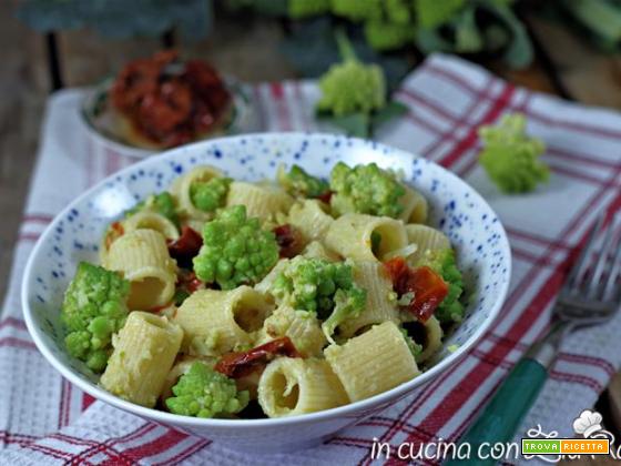 Pasta col broccolo romanesco e pomodori secchi