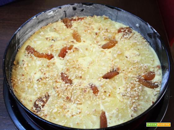 Torta con ananas, albicocche secche e nocciole