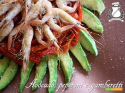 Insalata di avocado, peperoni e gamberetti