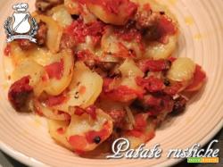 Patate rustiche con pomodoro, cipolla e salsiccia