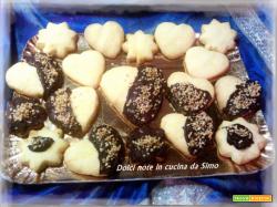 Biscotti ricoperti al cioccolato e granella di nocciole