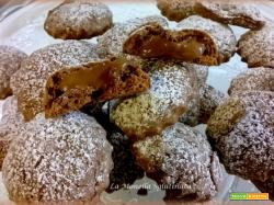 Biscotti al cioccolato con cuore di crema di nocciole