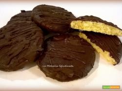 Biscottini ricoperti al cioccolato fondente
