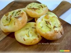 Focaccelle con patate e rosmarino