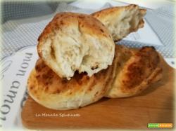 Pane con pecorino, parmigiano e provolone