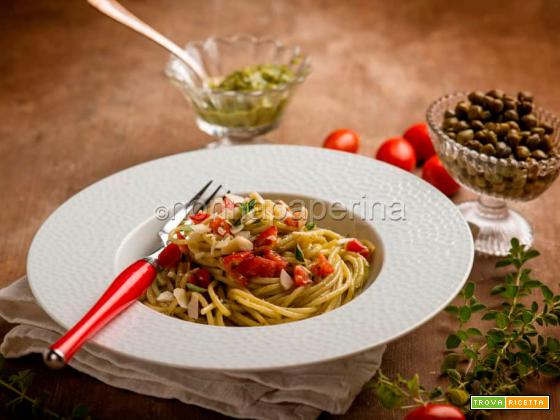 Spaghetti al pesto di capperi, coloratissimi e deliziosi