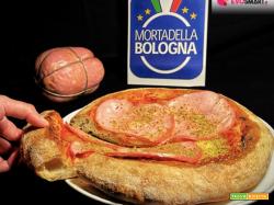 Pizza fatta in casa con Mortadella Bologna IGP e granella di pistacchio