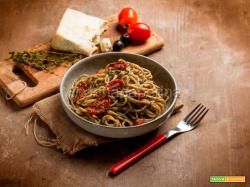 Spaghetti con crema di olive e gorgonzola, un primo ricco