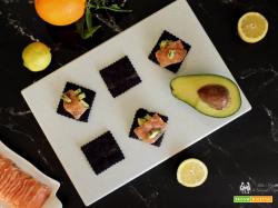 Creckers con farina di riso jemma salmone marinato e avocado