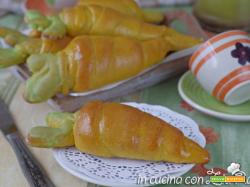 Brioche senza uova a forma di carota