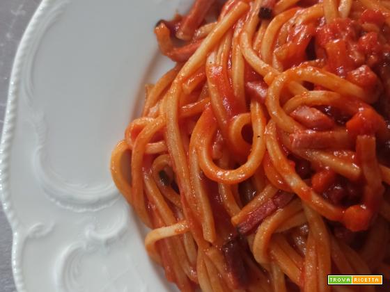 Spaghetti quadri al pomodoro e speck affumicato