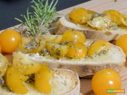 Bruschetta con pomodorini gialli