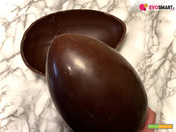 Uovo di Pasqua fatto in casa al cioccolato fondente