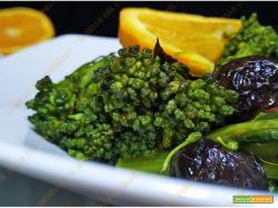 Cavolo nero con olive, arance e peperoni cruschi