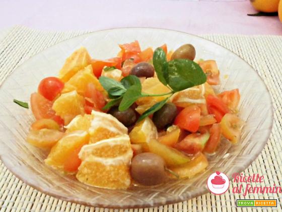 Insalata di arance con pomodori e olive