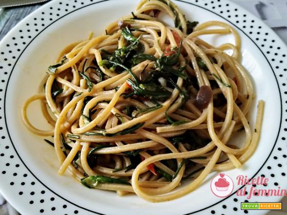 Spaghetti con agretti, pomodori e olive