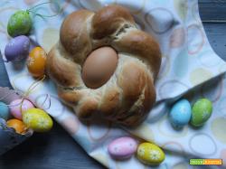 Pane di Pasqua intrecciato con uova sode