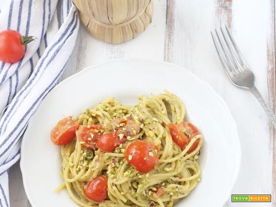 Spaghetti con pomodorini, pesto e granella di pistacchi