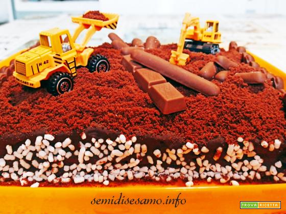 Torta al cioccolato “lavori in corso”, idea per bambini