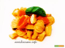 Pasta con pesce spada melanzane e pomodorini