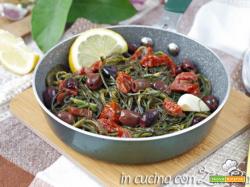 Agretti in padella con olive e pomodori