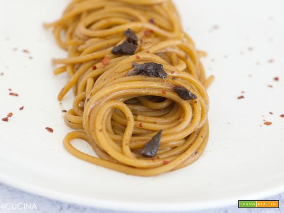 Spaghetti Aglio Nero Olio e Peperoncino