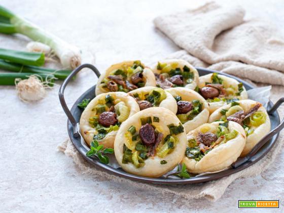 Tartellette di sfoglia con cipollotti, olive e alici
