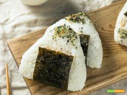 Onigiri: tre ricette facili per farli a casa con tonno, salmone e granchio