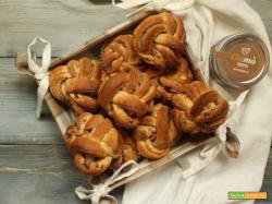 Brioche intrecciate integrali con mandorle e cioccolato