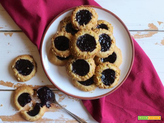 Thumbprint cookies: biscotti con l’impronta e confettura di mirtilli