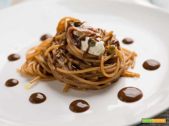 Spaghetti con aglio nero e ricotta, un primo mediterraneo
