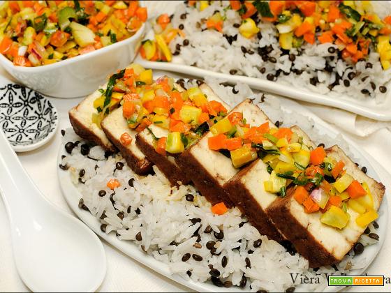 Tofu a fette con riso, lenticchie e intingolo alle verdure dell’orto