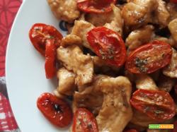 Bocconcini di pollo in salsa di soia e pomodorini confit