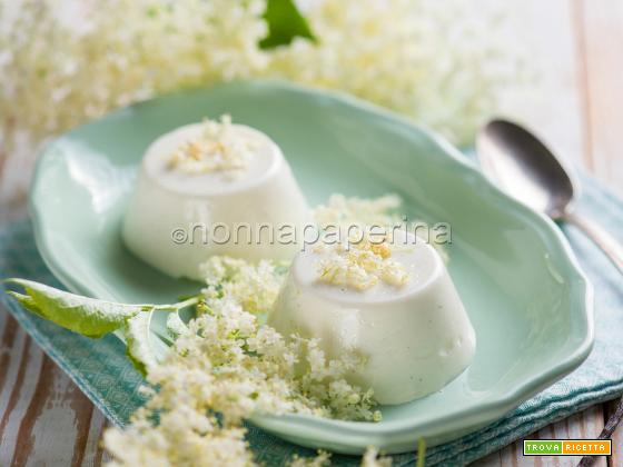 Panna cotta ai fiori di sambuco, un dessert profumato