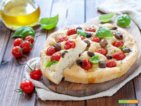 Focaccia soffice con pomodorini e olive