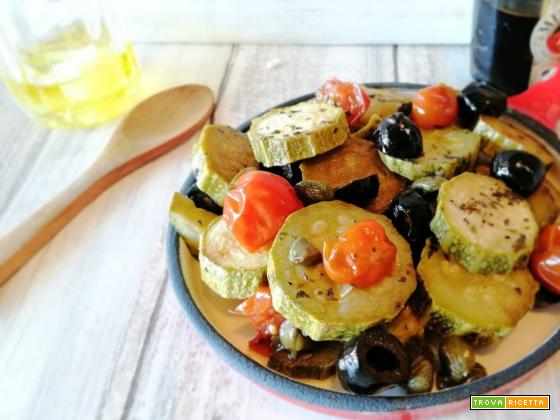 Zucchine ai capperi, olive e pomodorini