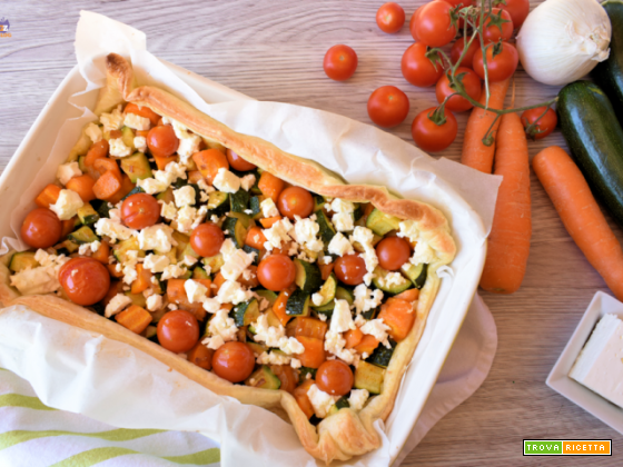 Torta salata con feta, zucchine e carote