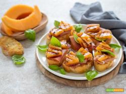 Crostini con melone grigliato e speck