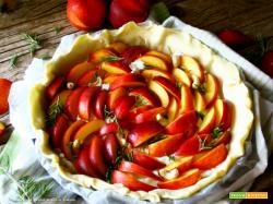 TORTA SALATA PESCHE E CAPRINO AL PROFUMO DI ROSMARINO
