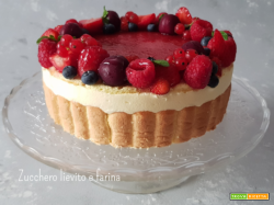 Torta moderna con crema al mascarpone e gelée di frutti rossi