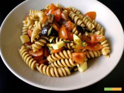 Insalata di pasta fredda con pomodorini, provola e olive nere