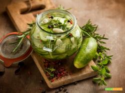 Cetrioli sotto aceto con erbe aromatiche, un’idea sfiziosa